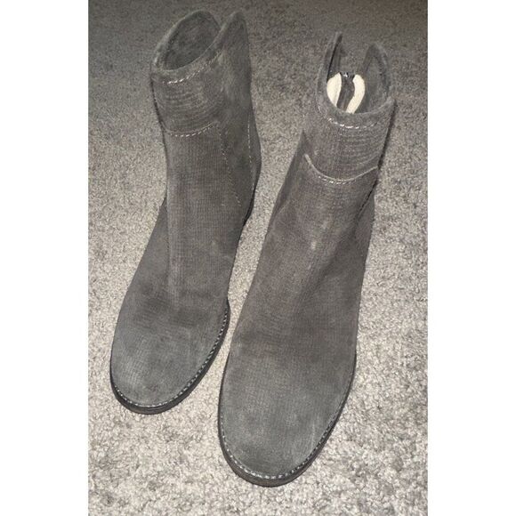 Aquatalia Taylor Dark‎ Grey Textured Suede Leather Ankle Heel Booties Boots 7.5 - Picture 3 of 8